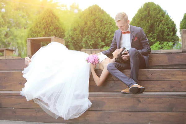 Bruden liggande i knät på hennes fästman — Stockfoto