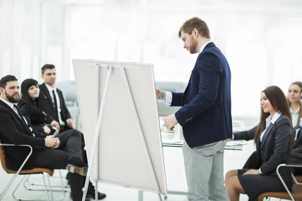 Redactor la empresa hace la presentación de un nuevo proyecto publicitario para los miembros del equipo de negocios — Foto de Stock