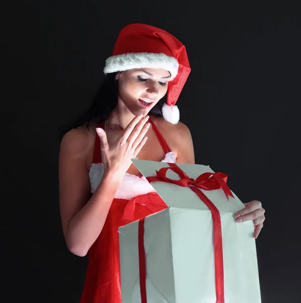 Stijlvolle jongedame in kostuum van de kerstman met Kerstmis gi — Stockfoto