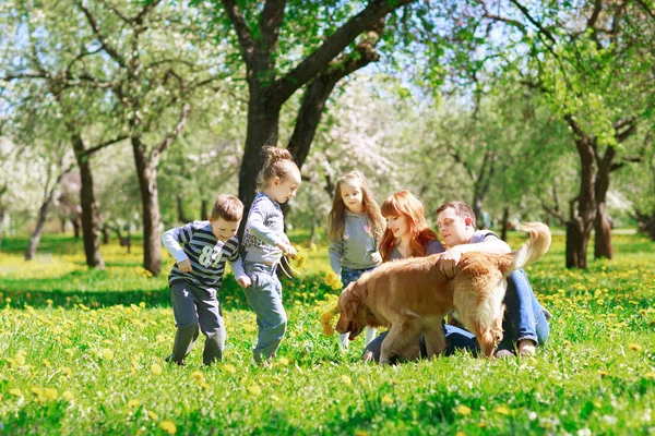 Riendly, familia alegre haciendo un picnic . —  Fotos de Stock