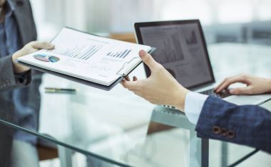 muhasebeci, iş yeri için yöneticisi Finans Finansal rapor eline geçer