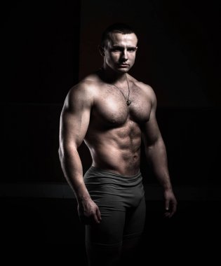 Siyah bir zemin üzerine bir vücut geliştirmeci portresi