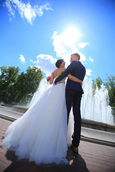 Bruden och brudgummen på bakgrunden av torget — Stockfoto