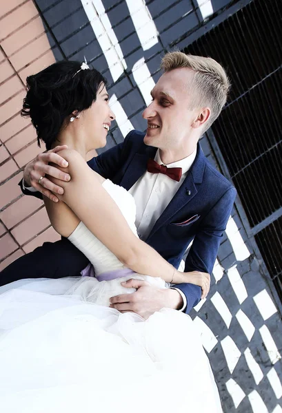 彼の花嫁を抱きしめる幸せな新郎のポートレート、クローズ アップ. — ストック写真