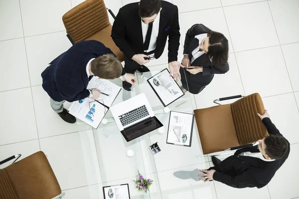 Team aziendale di successo che discute di grafica di marketing in una riunione di lavoro — Foto Stock