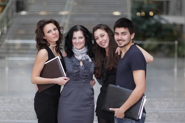 Portret van succesvol business team in de achtergrond van het kantoor. — Stockfoto