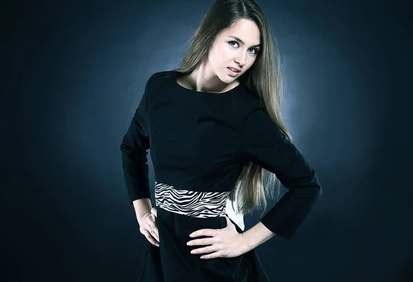 Retrato de jovem mulher elegante em vestido preto — Fotografia de Stock