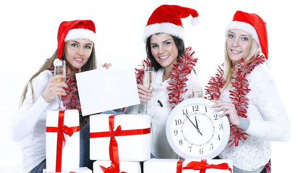 Tre giovani donne in cappelli di Babbo Natale con regali di Natale f — Foto Stock