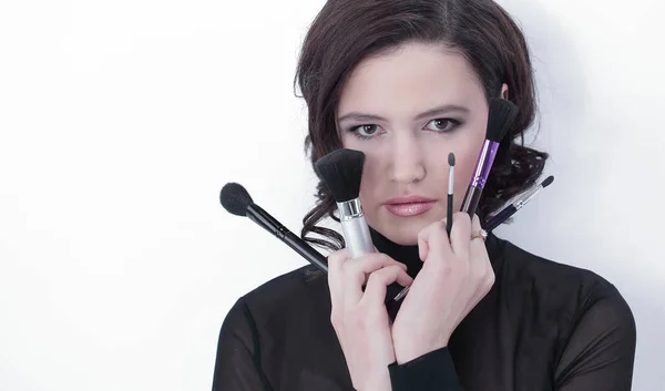 Mujer joven con estilo con cepillo para maquillaje —  Fotos de Stock