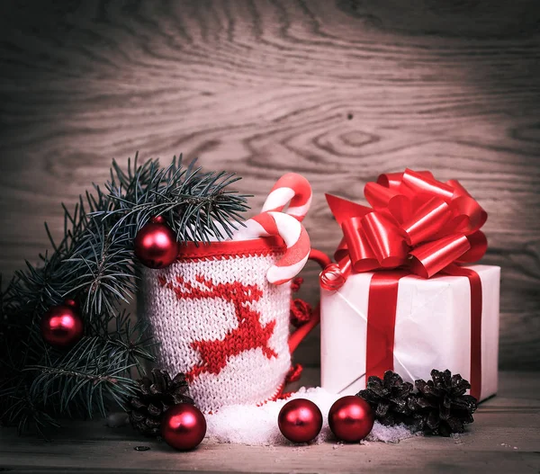 Noel hediyesi ve Noel Kupası beyaz kutusu ahşap bir t — Stok fotoğraf