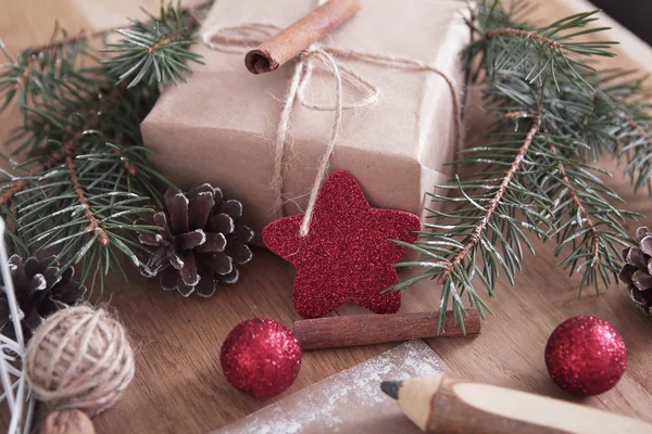 Presente de Natal, paus de canela e decoração de Natal — Fotografia de Stock