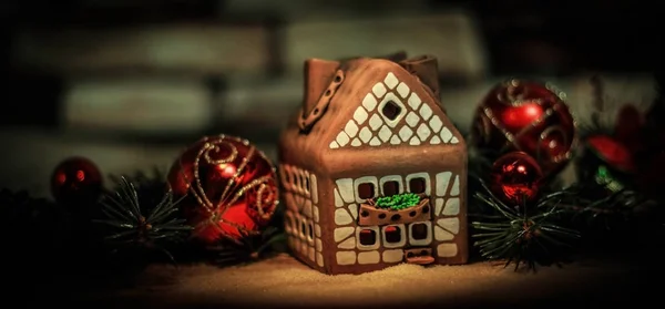 Gingerbread house and Christmas decorations on festive backgrou — Stock Photo, Image