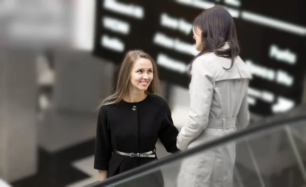 Manager and client standing on the stairs in the foyer of the modern office — Stock Photo, Image