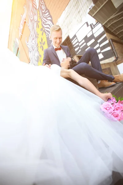 Begreppet familj happiness.beautiful bruden och brudgummen. — Stockfoto