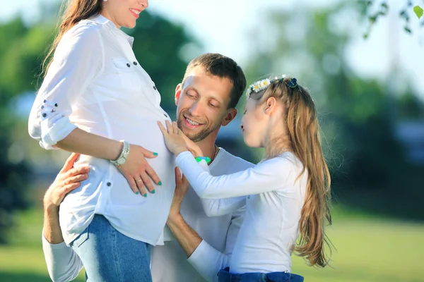 Feliz familia padre e hija, y una madre embarazada — Foto de Stock
