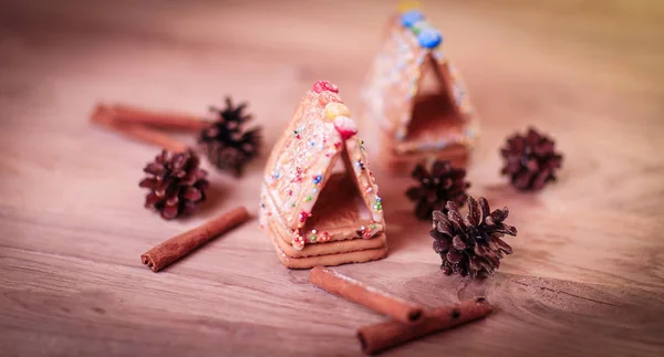 Kersttafel. kaneelstokjes, koekjes en dennenappels op hout — Stockfoto