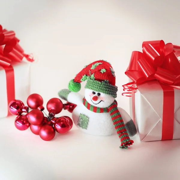 Schneemann, Weihnachtsgeschenke und Weihnachtskugeln. — Stockfoto