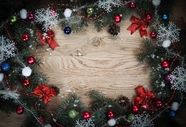 Biglietto di Natale. Ghirlanda di Natale su sfondo di legno . — Foto Stock