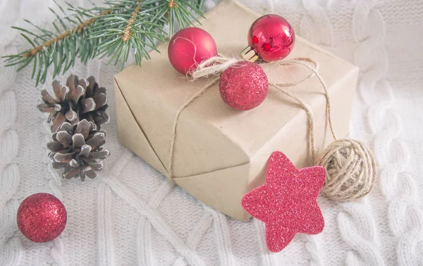 Caja de regalo y rama de árbol de Navidad y decoraciones en blanco — Foto de Stock