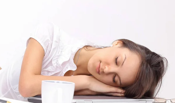 . trött ung affärskvinna sovande, sitter vid skrivbordet — Stockfoto