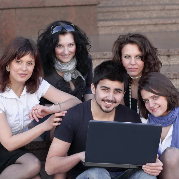 Sällskap av elever med en bärbar dator — Stockfoto