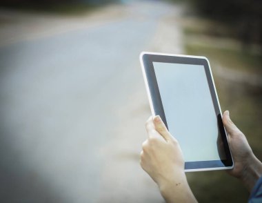 Dijital tablet tutan kişi insan ve teknoloji .closeup