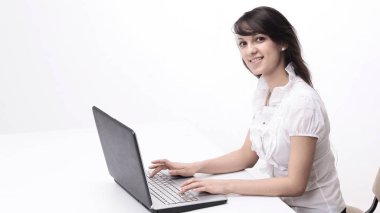 genç kadın laptop klavye üzerinde metin yazma