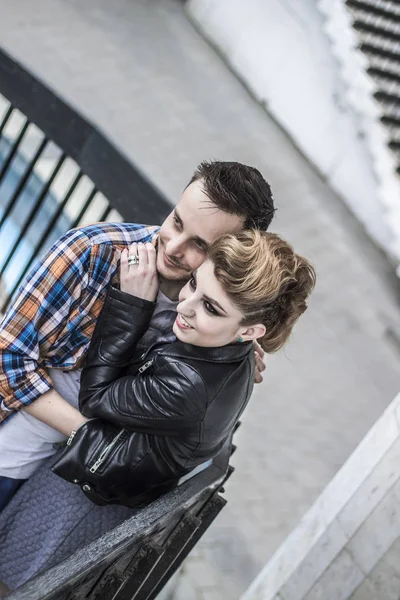 Conceito de felicidade: lindo abraço de casal, de pé no terraço — Fotografia de Stock