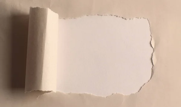 Loch im Papier mit gerissenen Kanten.. — Stockfoto