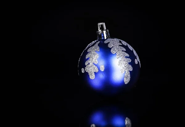 Helder blauwe kerst bal op een zwarte achtergrond. — Stockfoto