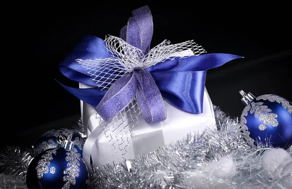 Primer plano. Regalo de Navidad y bolas azules de Navidad en una fiesta w —  Fotos de Stock