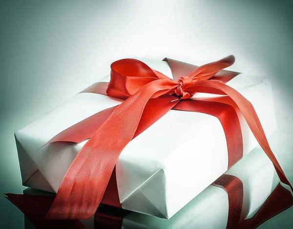 Primer plano. dos elegantes cajas de regalo.aislado en blanco — Foto de Stock