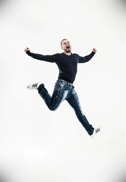 Cara de esportes - fisiculturista está feliz com suas novas realizações.foto em um fundo branco — Fotografia de Stock