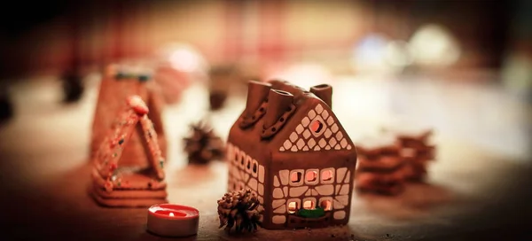 Gingerbread house in the background of the Christmas table — Stock Photo, Image