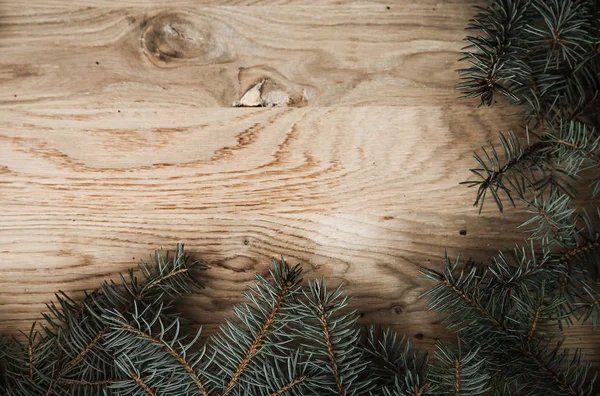 木製の背景に伝統的な緑のクリスマスの花輪 — ストック写真