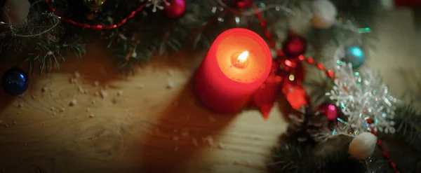 Closeup.candle et couronne de Noël sur fond en bois — Photo