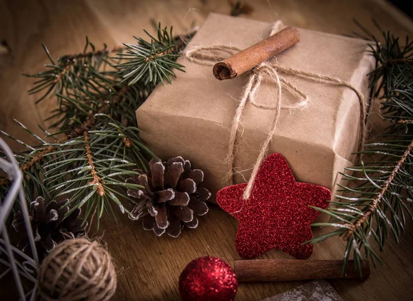 Caja con regalo en el fondo de Navidad. estilo retro — Foto de Stock