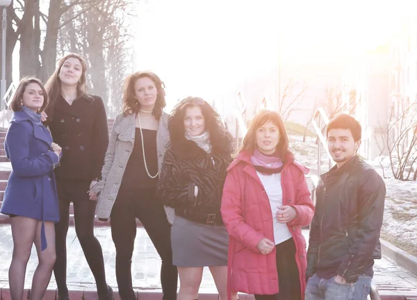 Groep studenten permanent op straat — Stockfoto