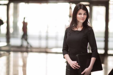 Başarılı iş kadını arka planda geniş bir Office belgeleri ile.