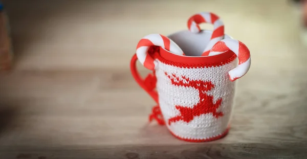 Caneca de Natal e vela no fundo de madeira — Fotografia de Stock