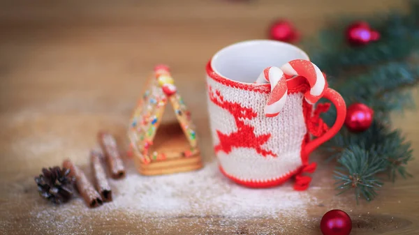 Karácsonyi Kupa dísz és édességek fa háttér. — Stock Fotó