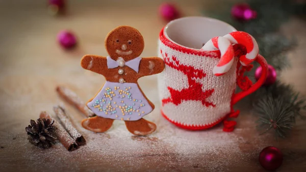 Karácsonyi Kupa dísz és cukorka egy fa asztalon — Stock Fotó