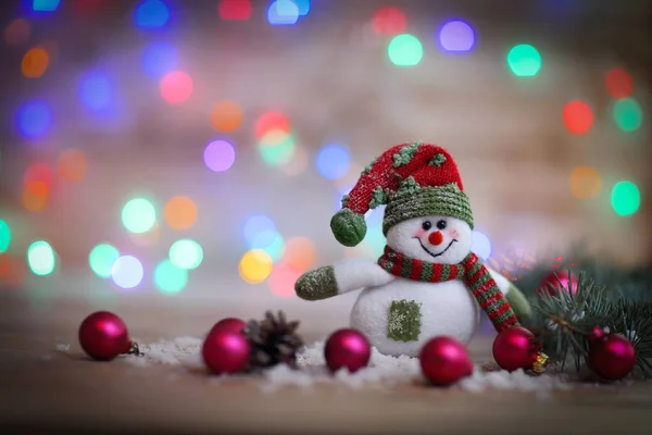 Різдвяна листівка. іграшковий сніговик на різдвяному фоні . — стокове фото