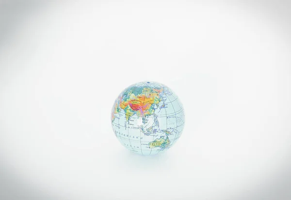 Kis globe.isolated, egy fehér háttér — Stock Fotó