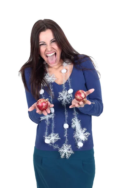 Sehr glückliche junge Frau zeigt Weihnachtskugeln. — Stockfoto