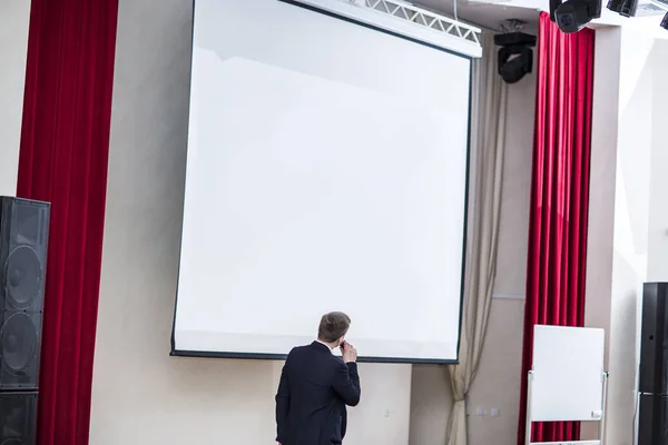 Altavoz lleva a cabo los negocios de la conferencia en la moderna sala de conferencias — Foto de Stock