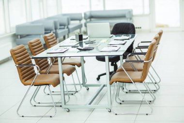 Masa başında iş anlaşması tarafından hazırlanan belgeler ile