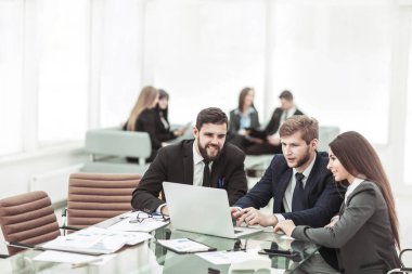 mali kayıtlar ile laptop tasarım emin iş grubunda