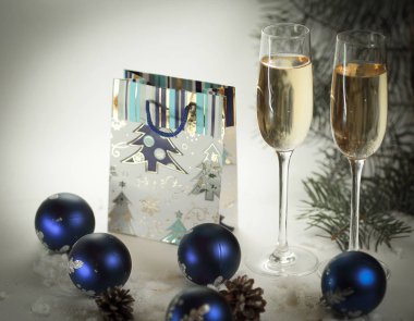 iki kadeh şampanya ve Hediyelik Noel arka plan üzerinde