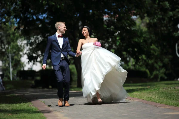 Muito feliz casal recém-casado passeio no parque — Fotografia de Stock